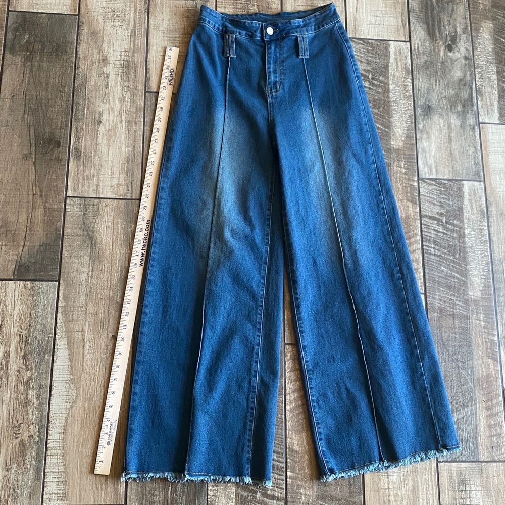 Wide-Leg Blue Jeans - Picture 10 of 10